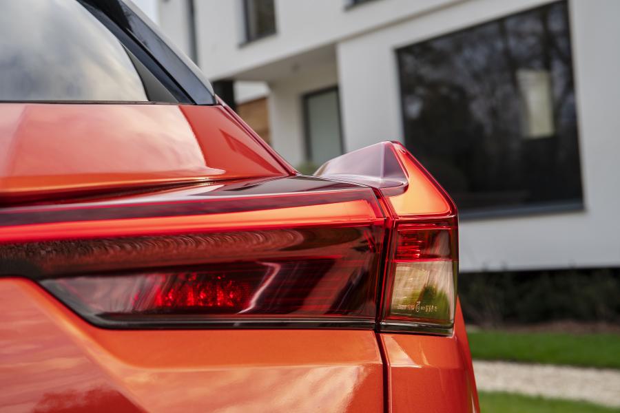 Детали экстерьера Lexus UX250h F-Sport 2019 года  (UK) (фото 18 из 40)